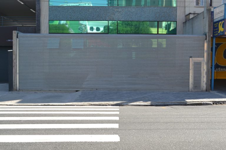 Portas de Enrolar de Aço: Manutenção e Cuidados para Garantir sua Durabilidade