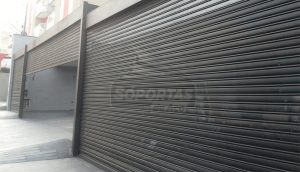 Porta de aço automática: quando vale a pena investir em motorização