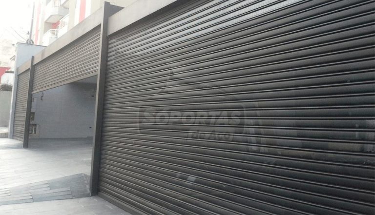 Porta de aço automática: quando vale a pena investir em motorização