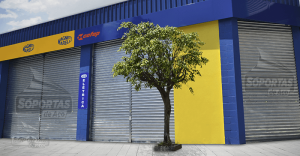 Portas de Enrolar para Galpões e Indústrias: Como Dimensionar a Solução Correta